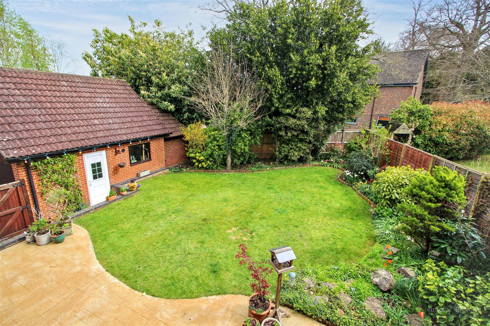 5 bed property in Duncan Gardens, Reading